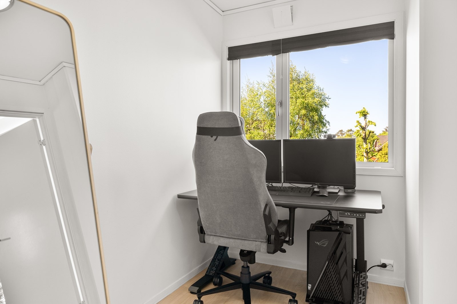 Soverom nr. 2 egner seg også godt som barnerom, gjesterom eller en rolig sone for hjemmekontor, her ligger alt til rette for å tilpasse etter behov. Galleribilde