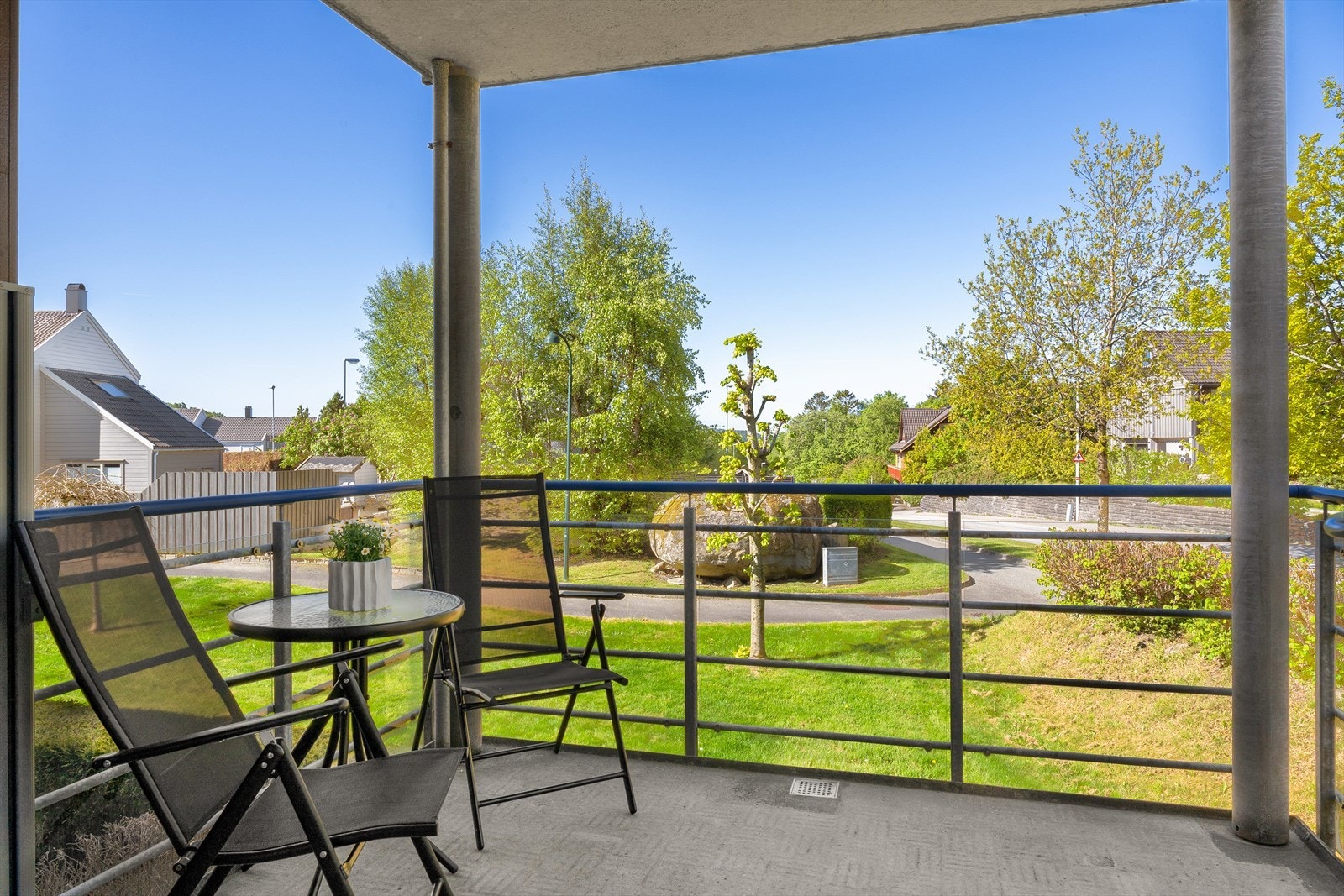 Her får du både heis i bygget, en solrik veranda hvor morgenkaffen smaker ekstra godt, og garasjeplass med enkel adkomst. Galleribilde