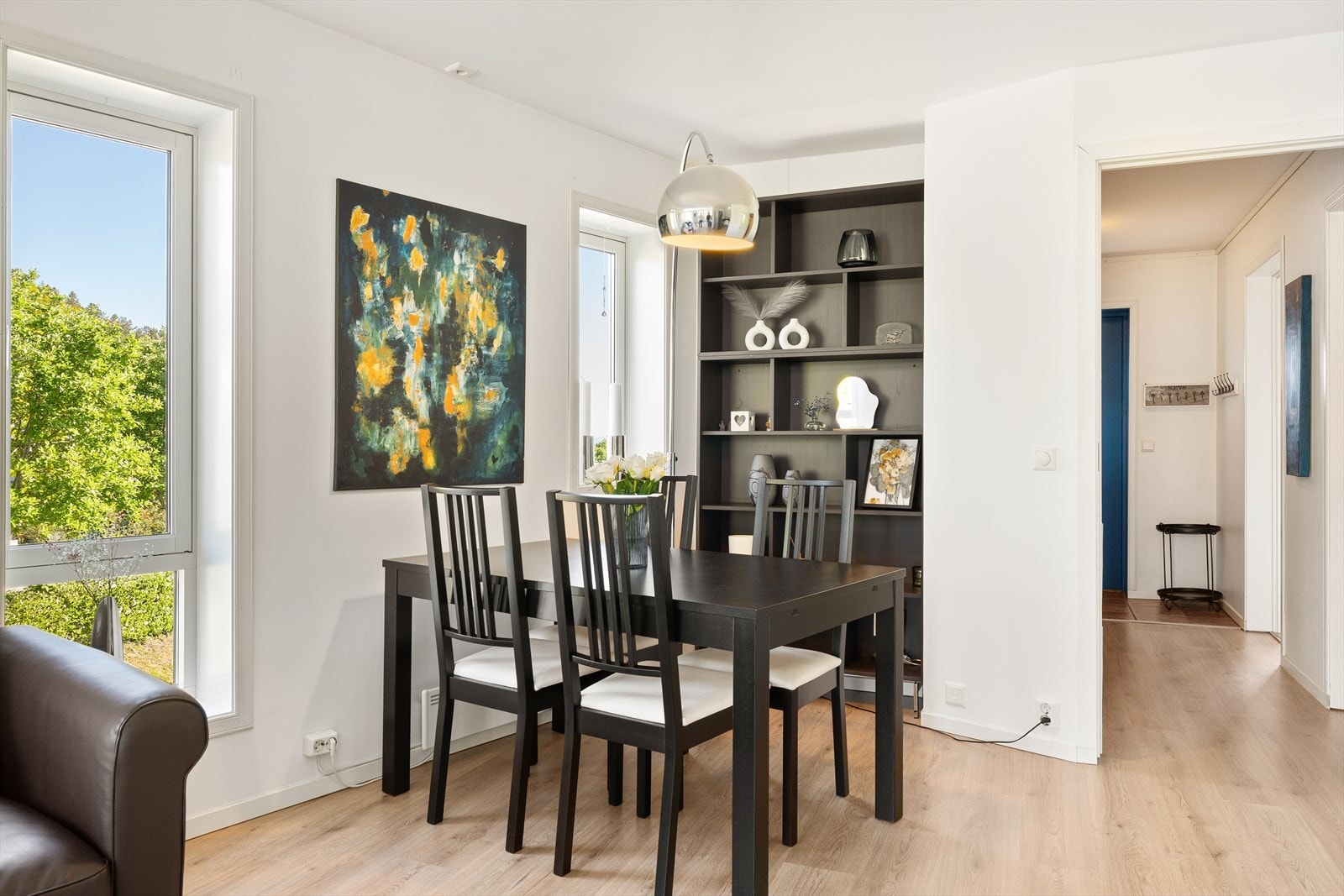 Her er det god plass til både spisebord og sofagruppe, og planløsningen gjør rommet lett å møblere. Galleribilde