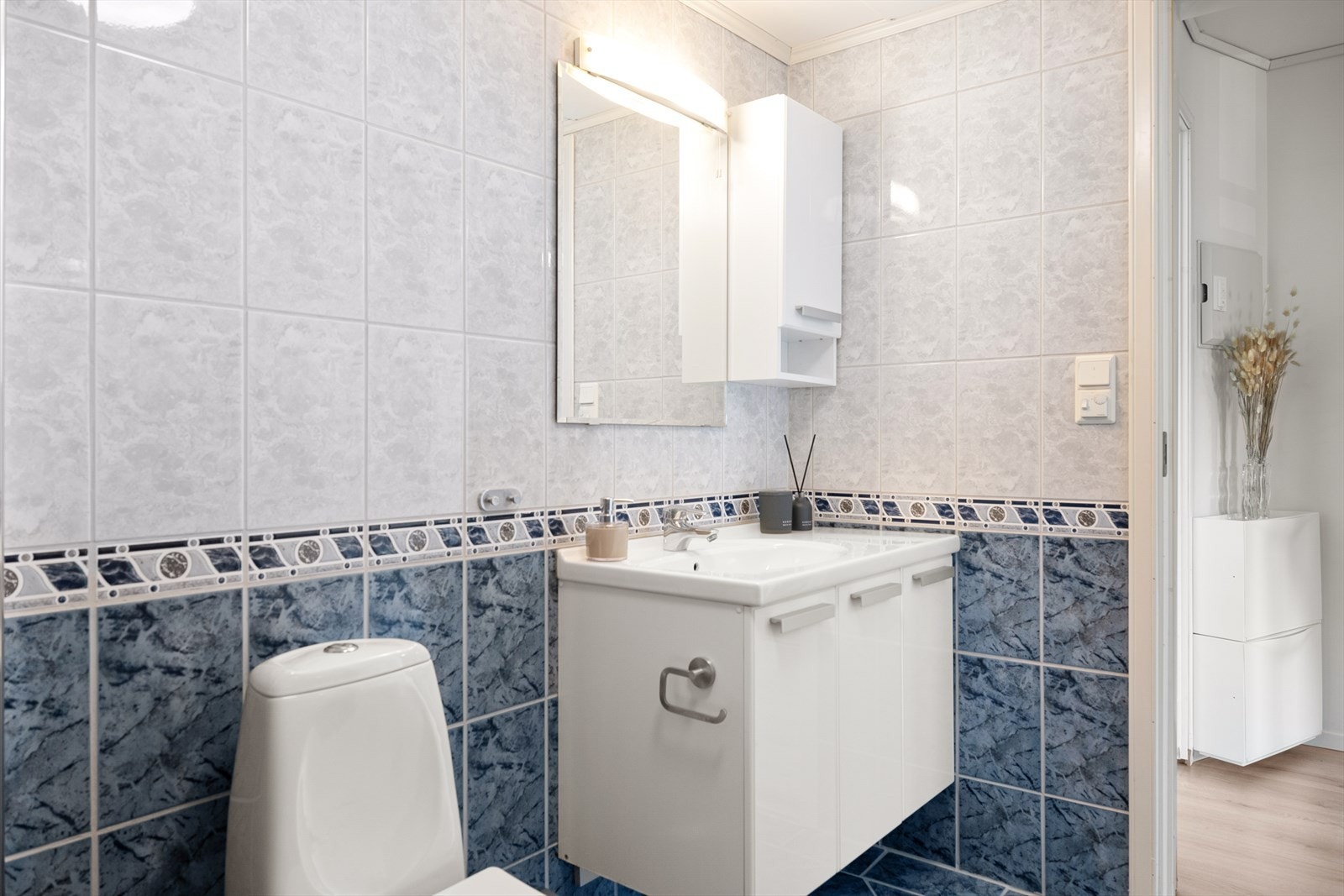 Det er også godt med plass til oppbevaring av håndklær, toalettsaker og andre nødvendigheter, slik at hverdagen blir både praktisk og oversiktlig. Galleribilde