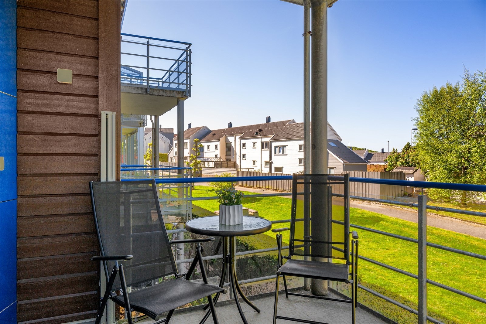 Fra stuen er det direkte utgang til en solrik balkong med god plass til både sittegruppe og grill. Galleribilde