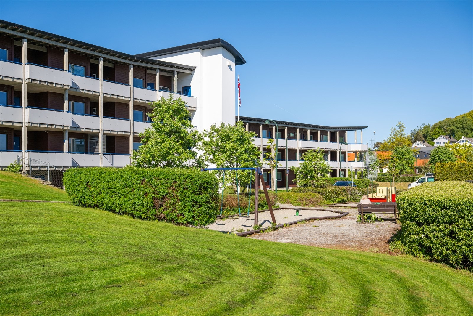 Beliggenheten er sentral og praktisk, med gang- og sykkelavstand til togstasjon, buss, dagligvare, skole og barnehager. Galleribilde