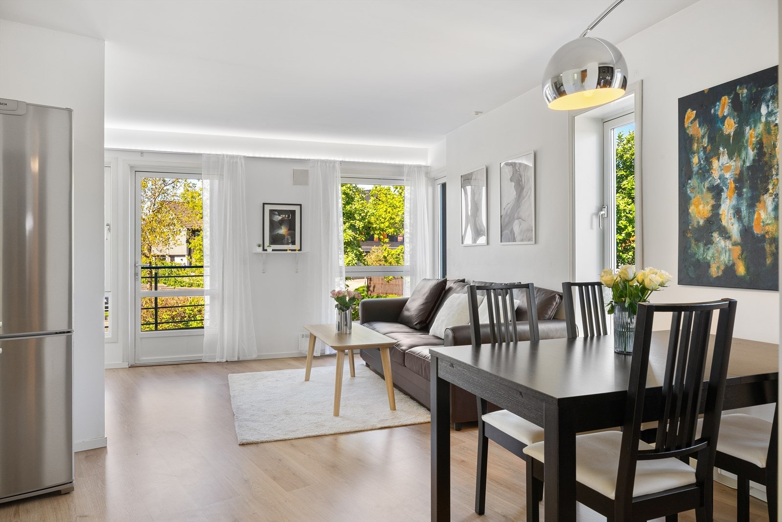 Leiligheten ligger i andre etasje og har en planløsning som gir god romfølelse og naturlig lysinnslipp fra store vindusflater. Galleribilde