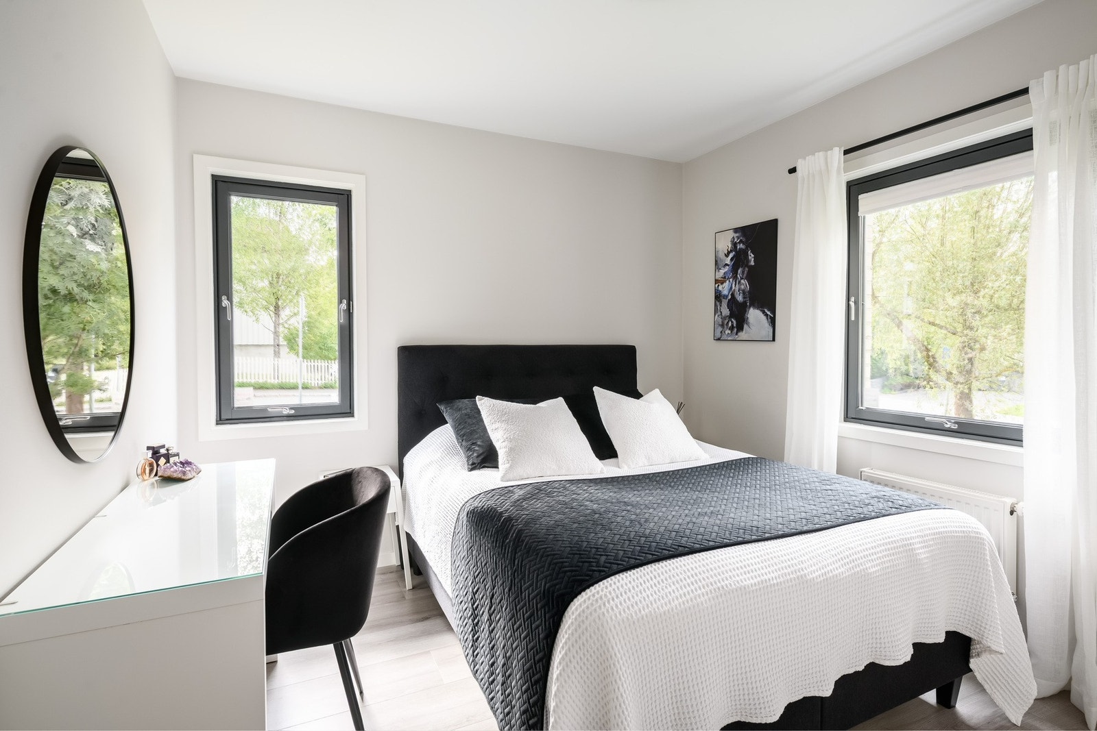 Hovedsoverommet er romslig med plass til stor dobbeltseng, Vinduer vender mot rolige omgivelser. Galleribilde