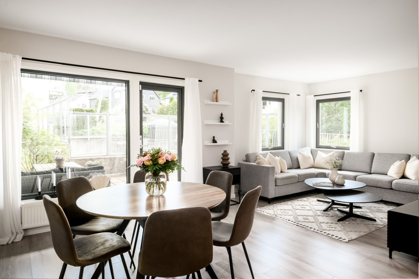 Solrik og lekker 3-roms endeleilighet med stor terrasse, heis og garasjeplass. Galleribilde