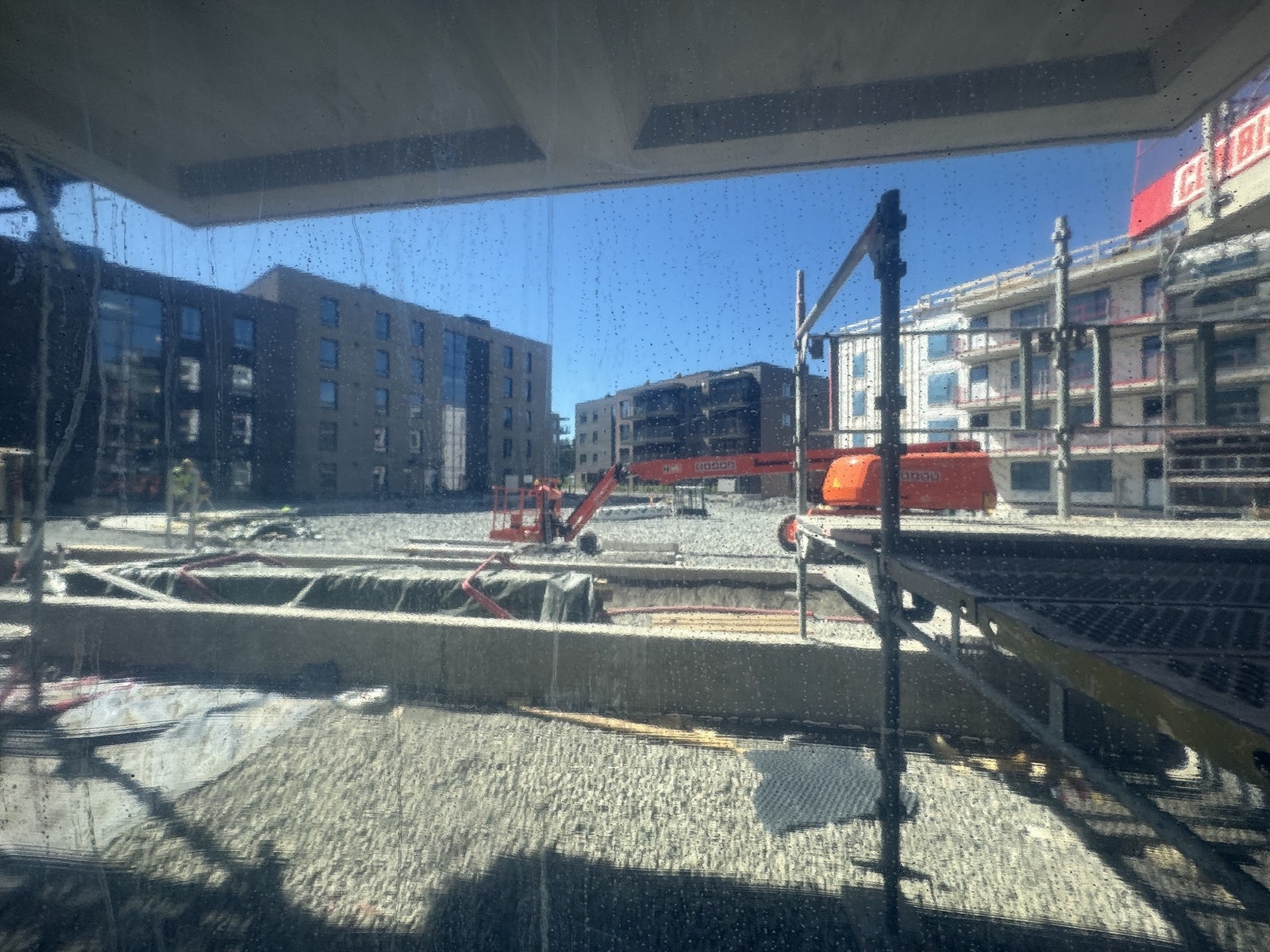 Vestvendt markterrass ut mot fellesarealer. Bilde tatt fra byggeplassvisning 19/5-25. Galleribilde