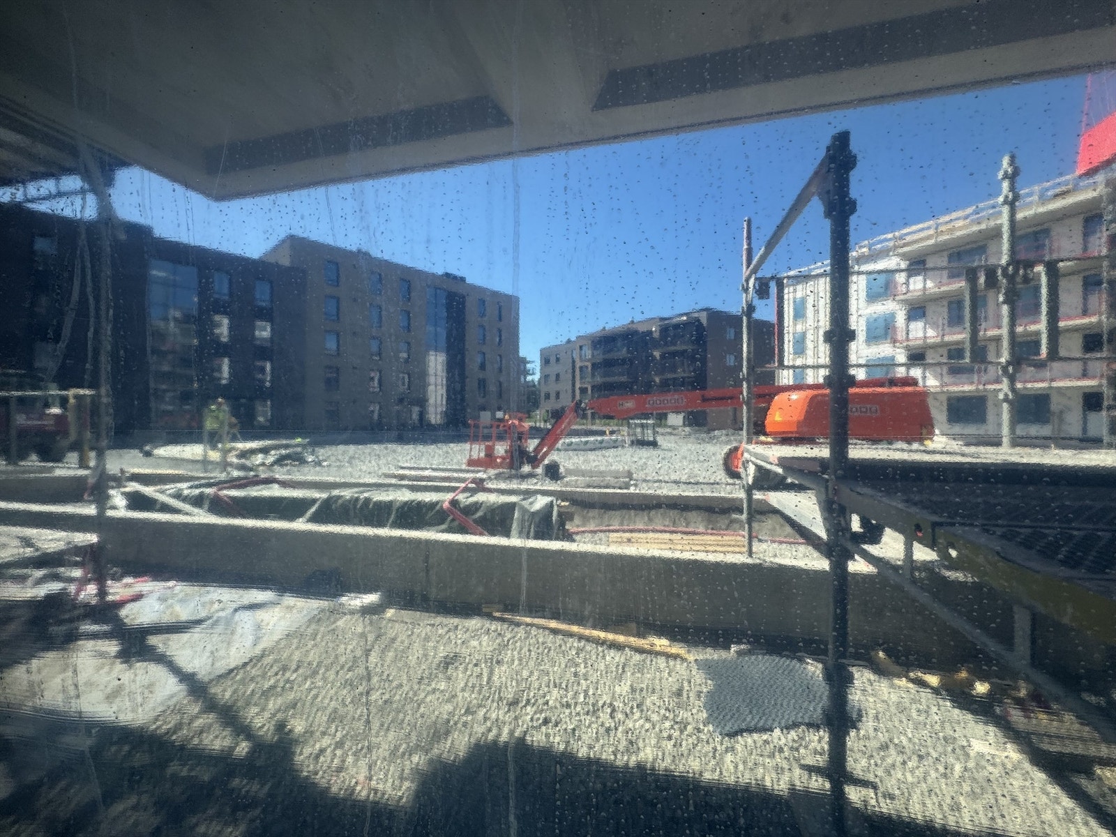 Vestvendt markterrass ut mot fellesarealer. Bilde tatt fra byggeplassvisning 19/5-25. Galleribilde