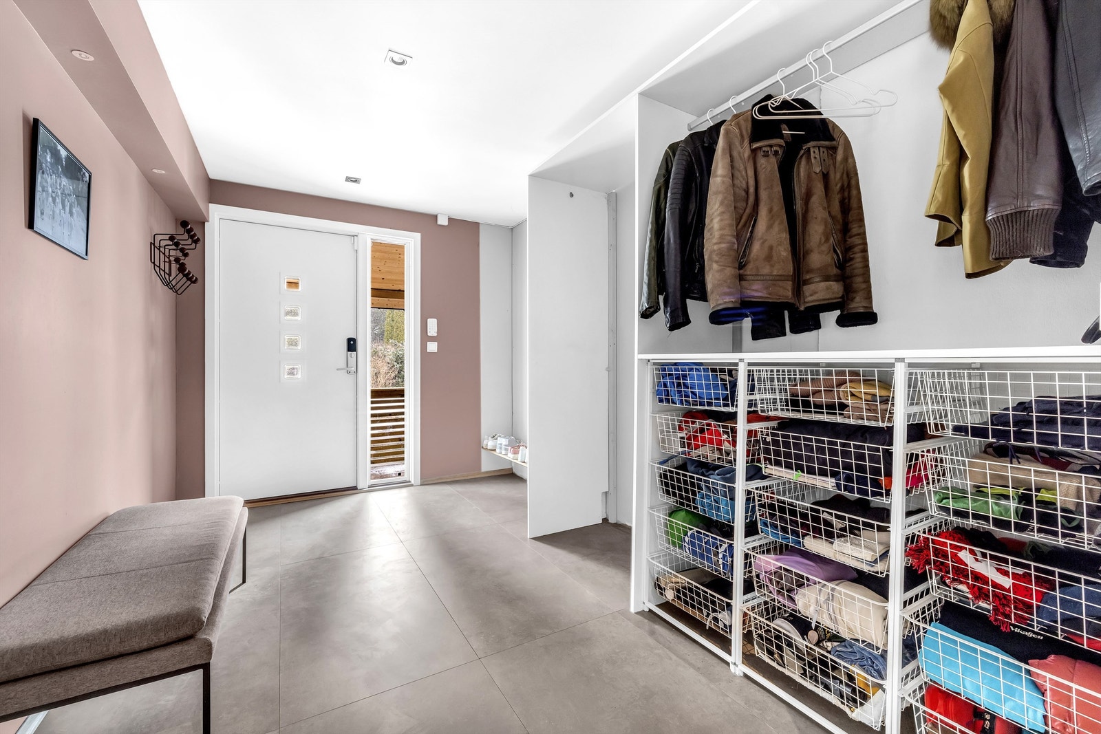 Hall med flislagte gulvflater og varmekabler Galleribilde