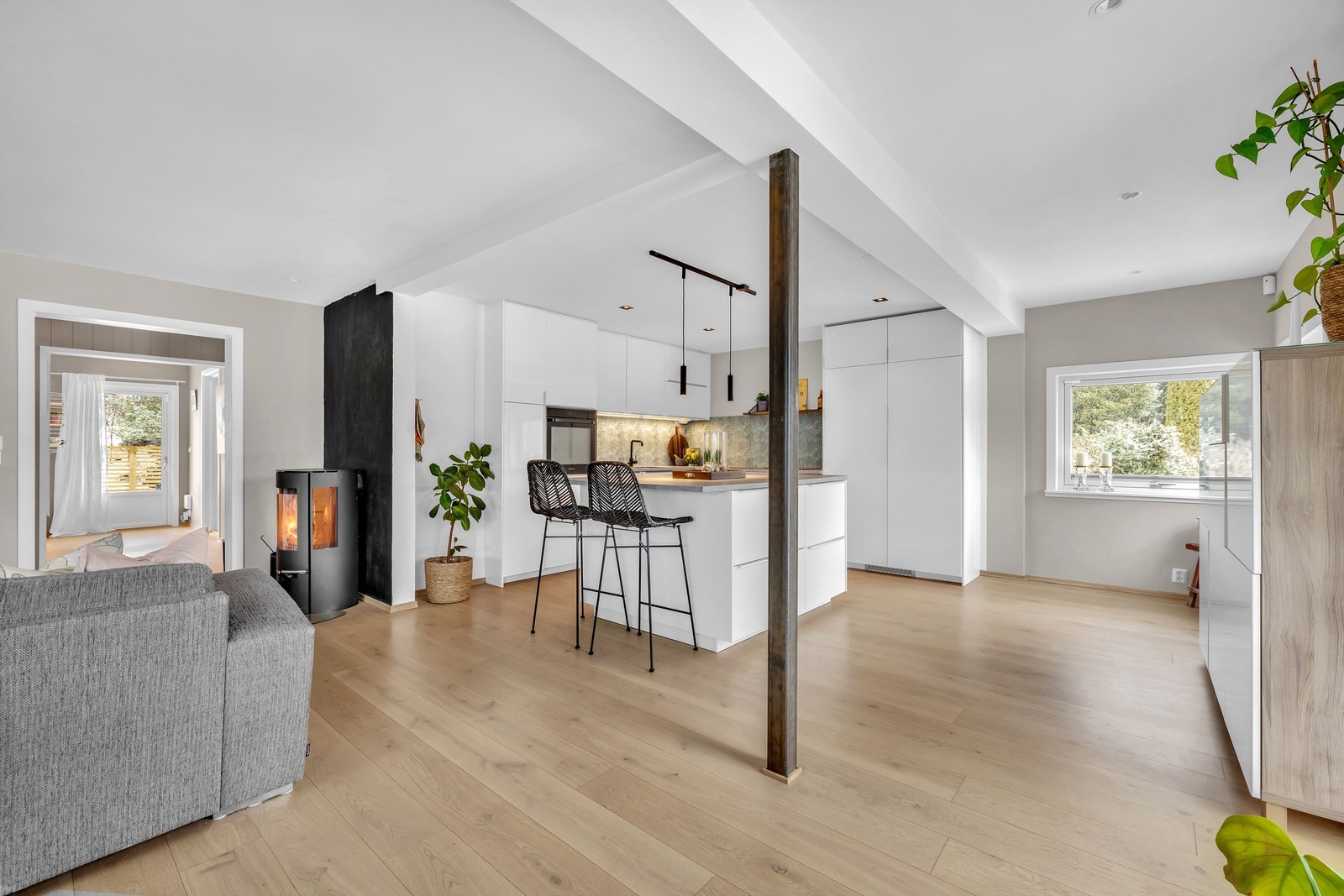 Lyse overflater og store vinduer som slipper inn rikelig med naturlig lys Galleribilde