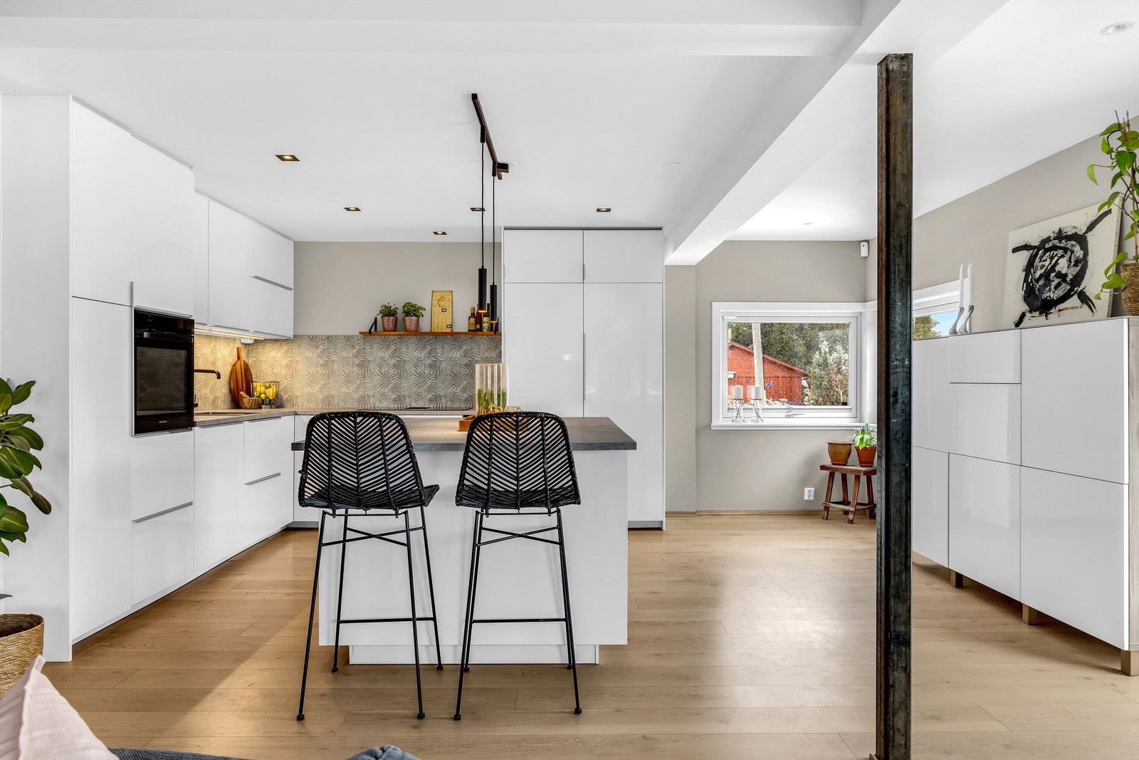 Kjøkkenøyen har hyggelig frokostplass med barkrakker Galleribilde