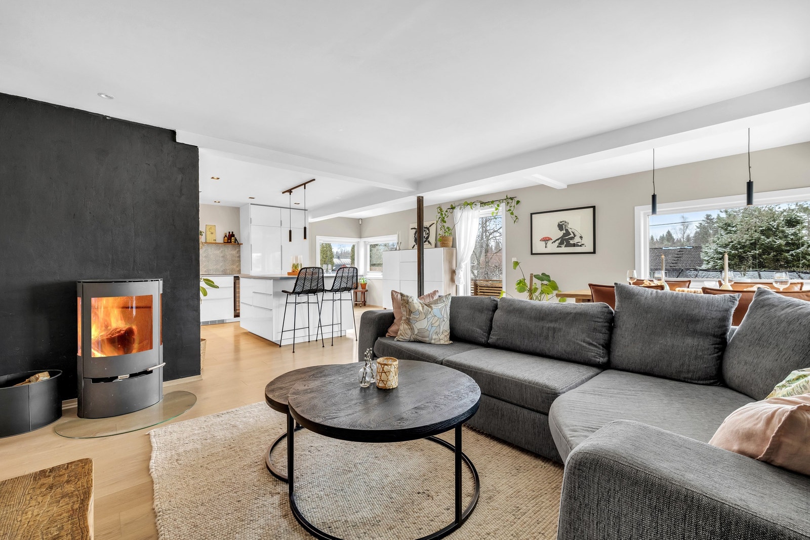 Stue og kjøkken i åpen løsning Galleribilde