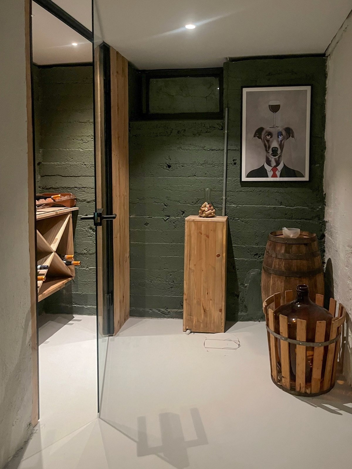 Vinrom med glassdør. Galleribilde