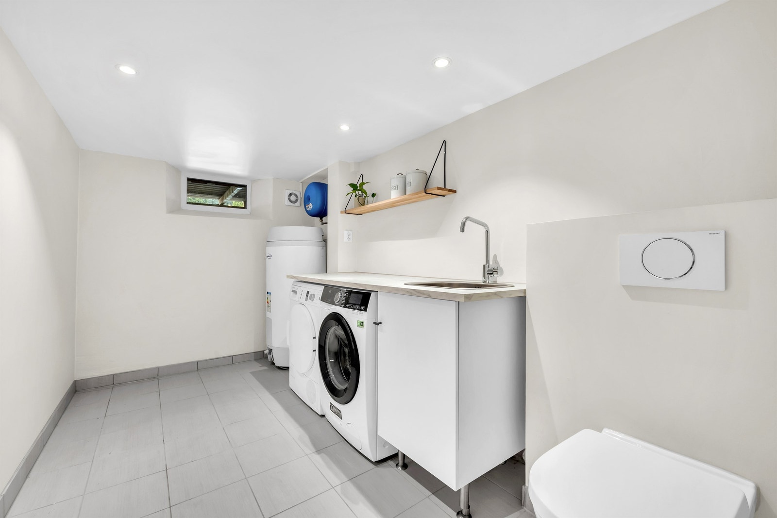 Vaskerommet ble pusset opp i 2021 - også her er det varmekabler i gulv Galleribilde