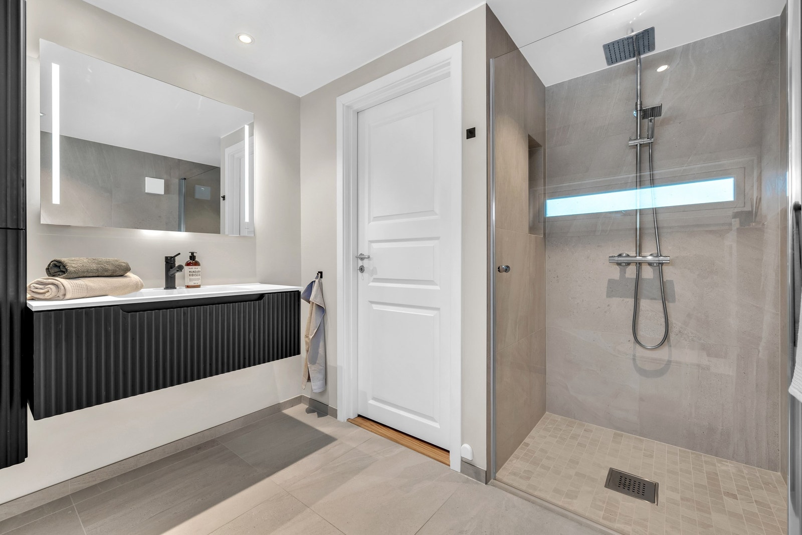 Bad 2.etg. - Stilig og innbydende bad Galleribilde