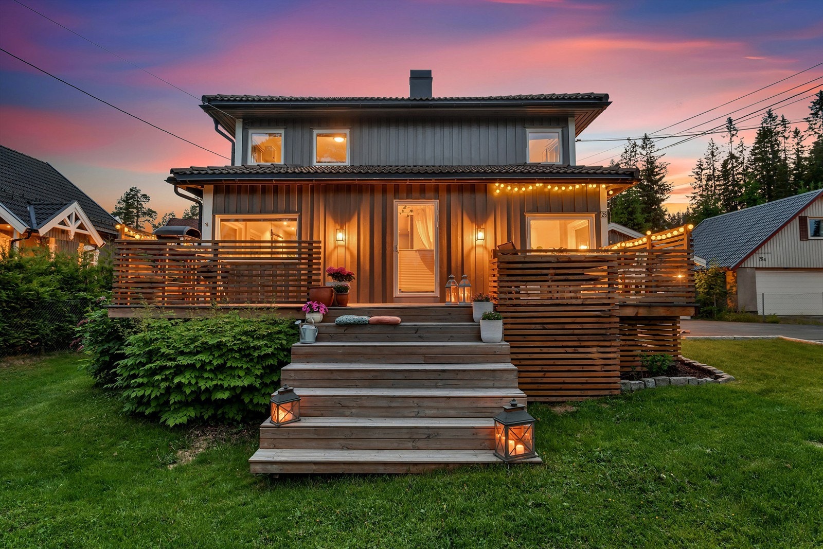 Adkomst til terrasse fra stue og hage. Galleribilde