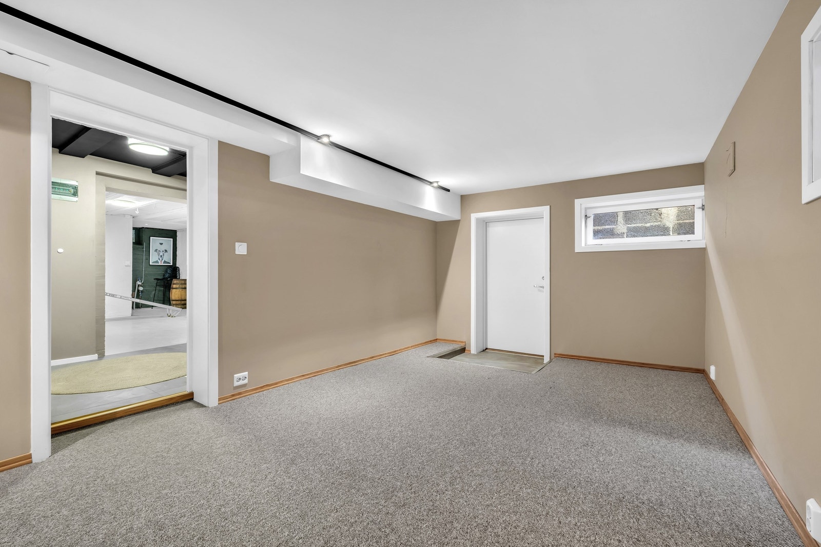 Det er rikelig med oppbevaringsplass i boligens kjelleretasje Galleribilde