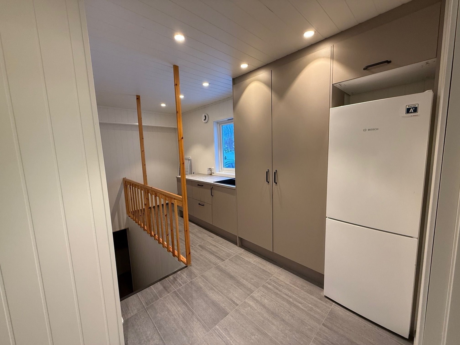 Vaskerom med trapp ned til bod og kjølerom i kjeller. Galleribilde