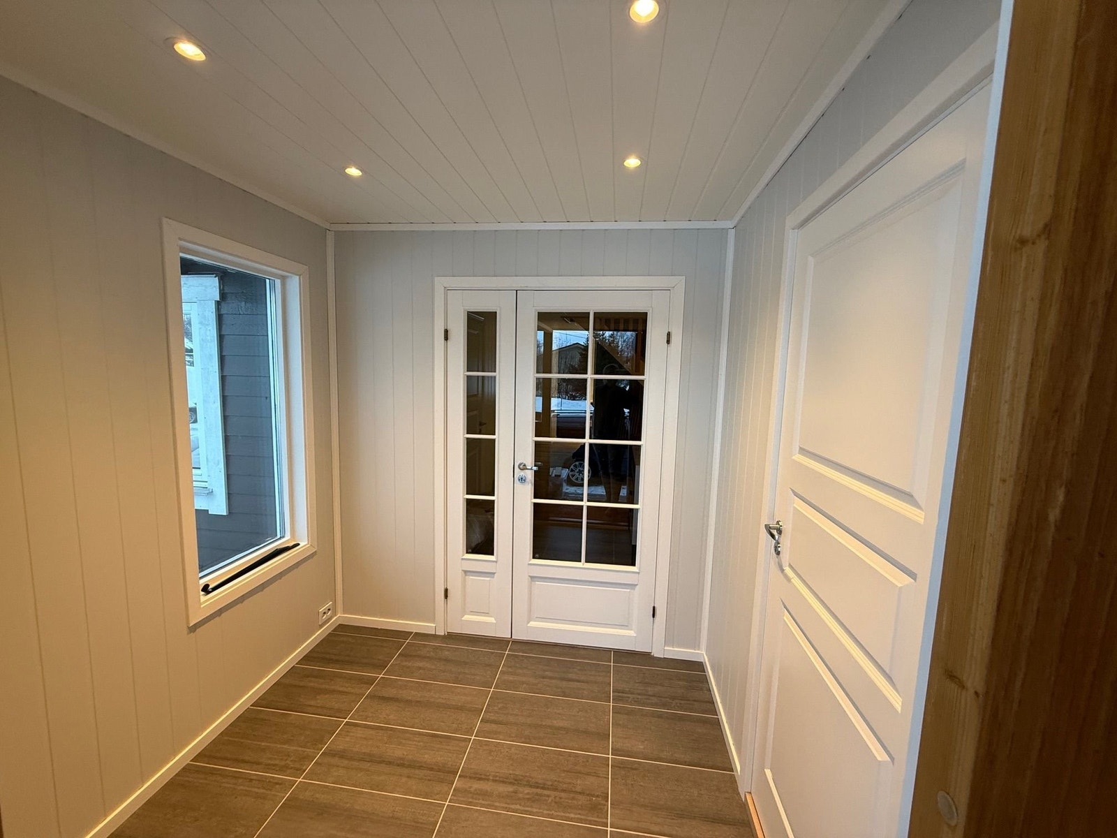 Vindfang med dør inn til vaskerom Galleribilde