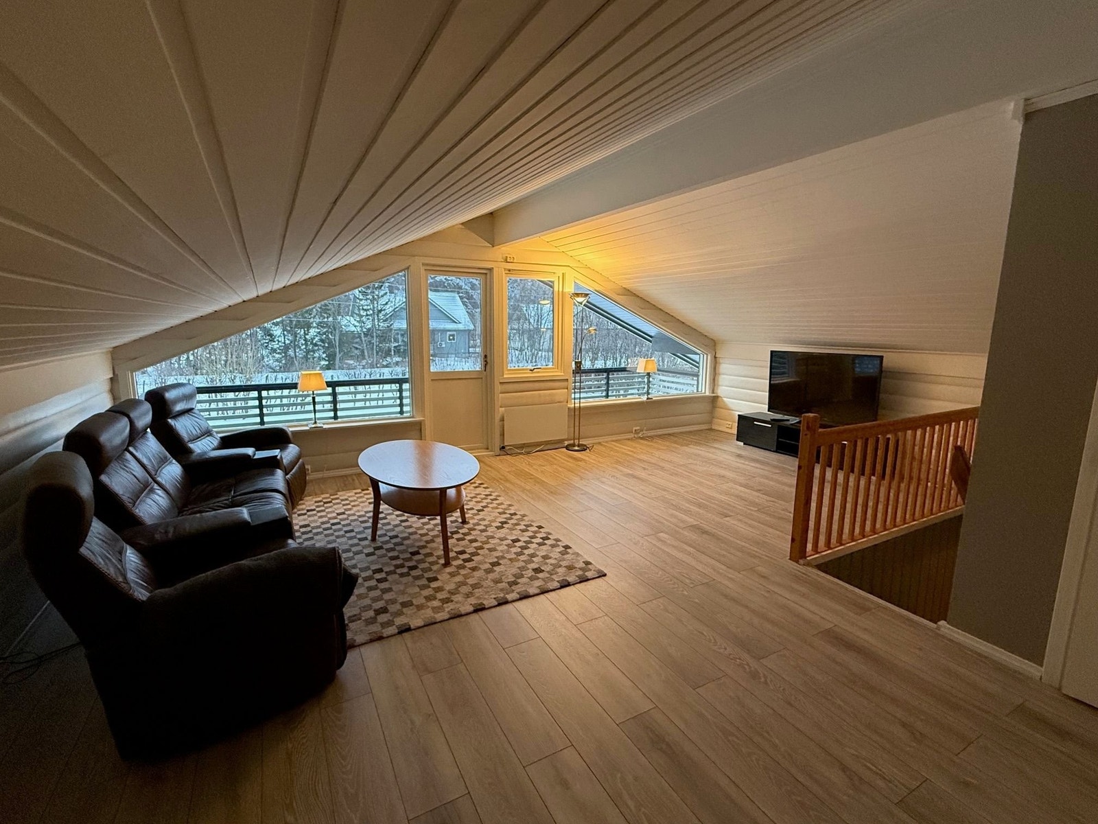 Stue på loft med dør ut til lufteveranda Galleribilde