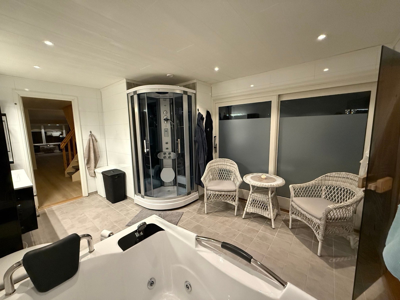 Hovedbad med boblebad, badstue og dobbel skyvedør til uteplass med peis. Galleribilde