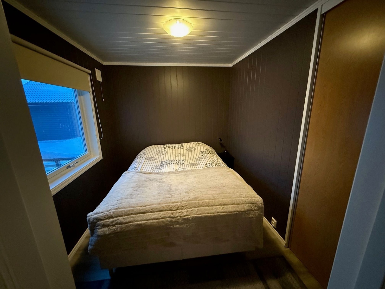 Soverom 1 etasje med skyvedørsgarderobe. Galleribilde