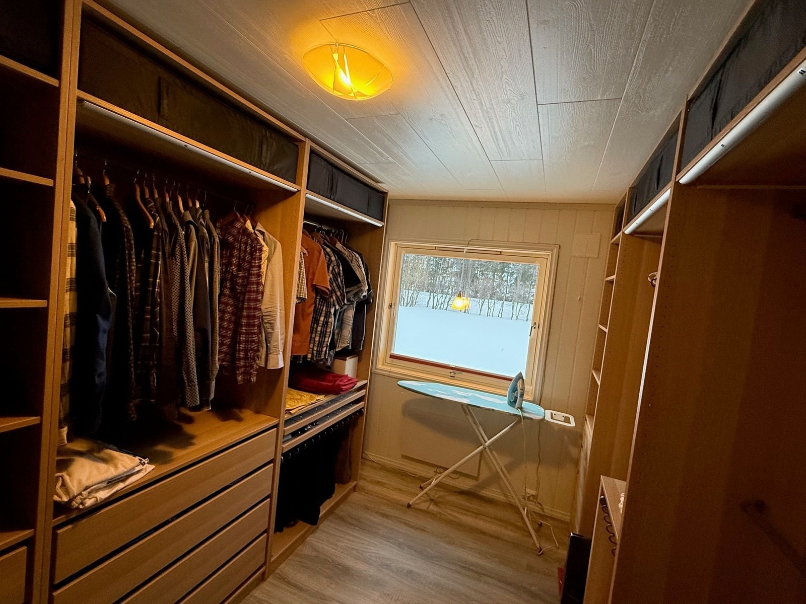Walk ing garderobe I 1 etasje Galleribilde