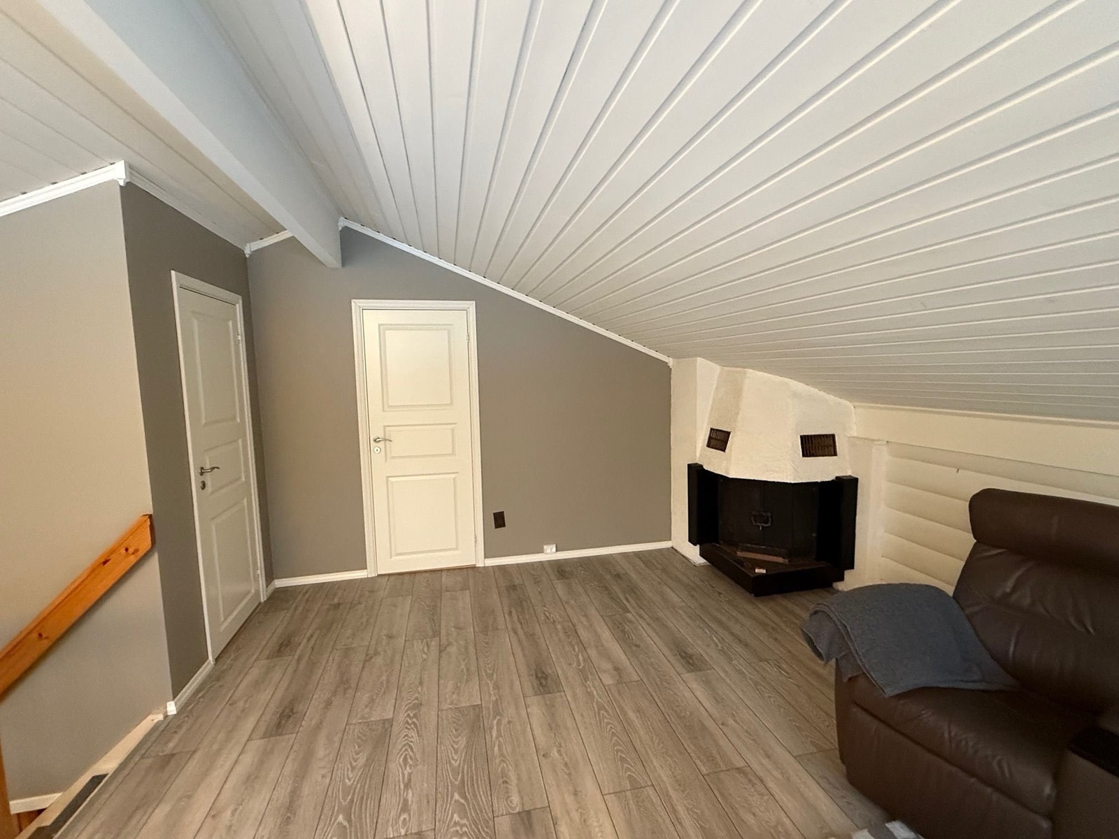 Stue på loft med koselig ildsted Galleribilde