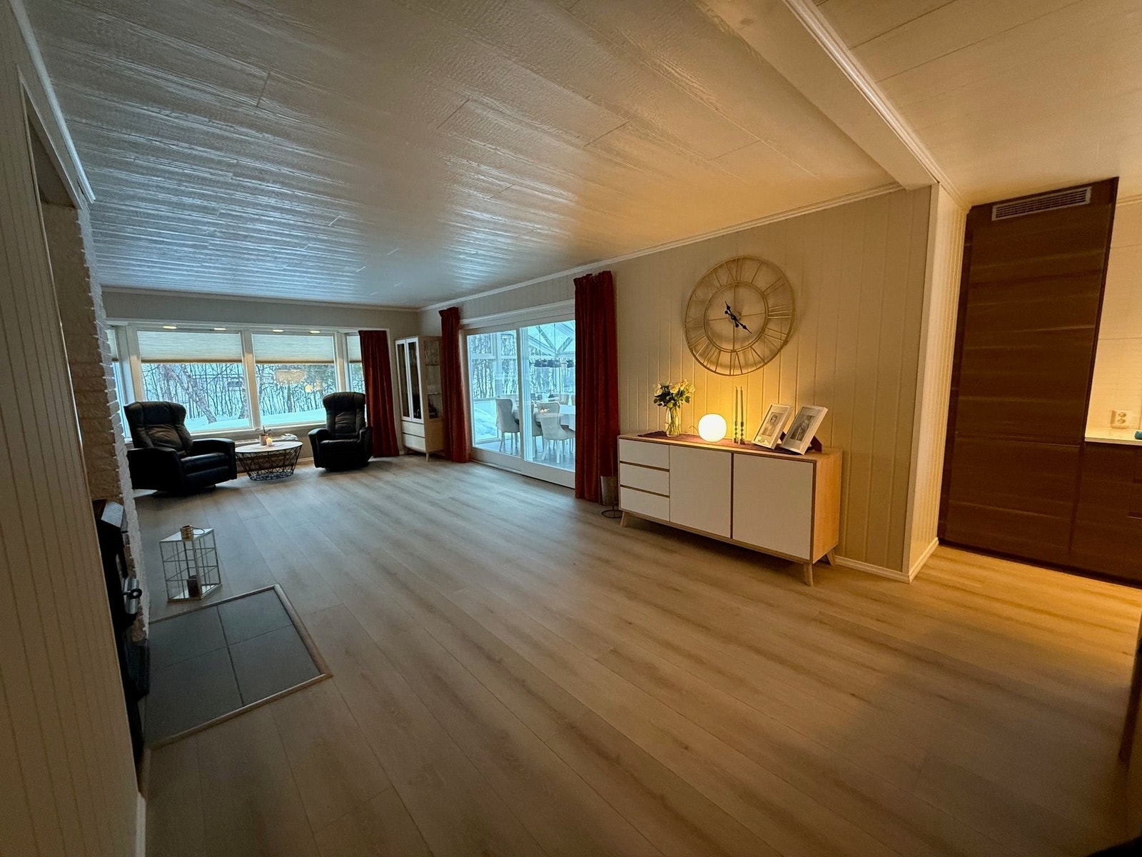 Stue med dobbel skyvedør ut til vinterhage Galleribilde