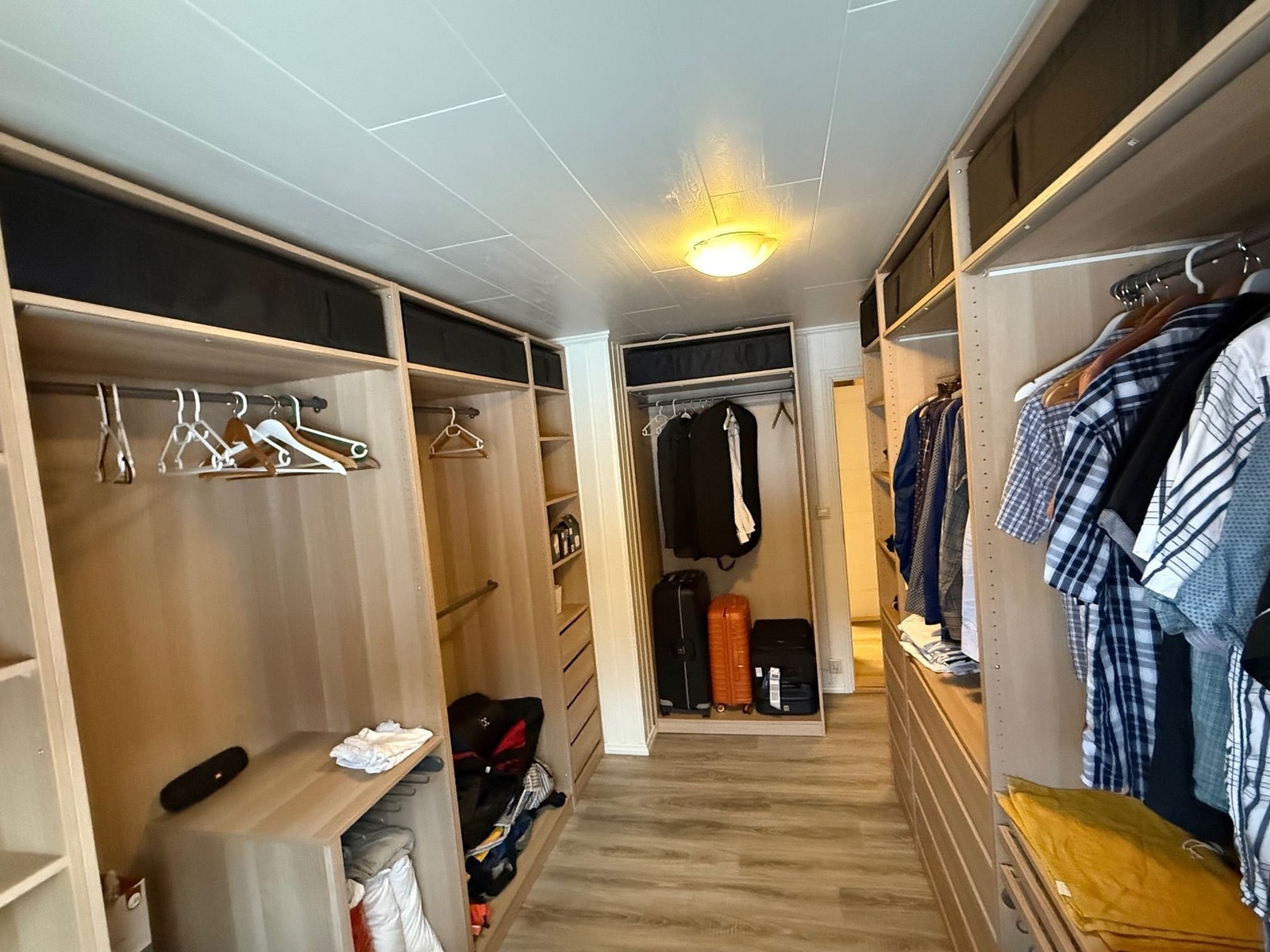 Walk in garderobe i 1 etasje Galleribilde