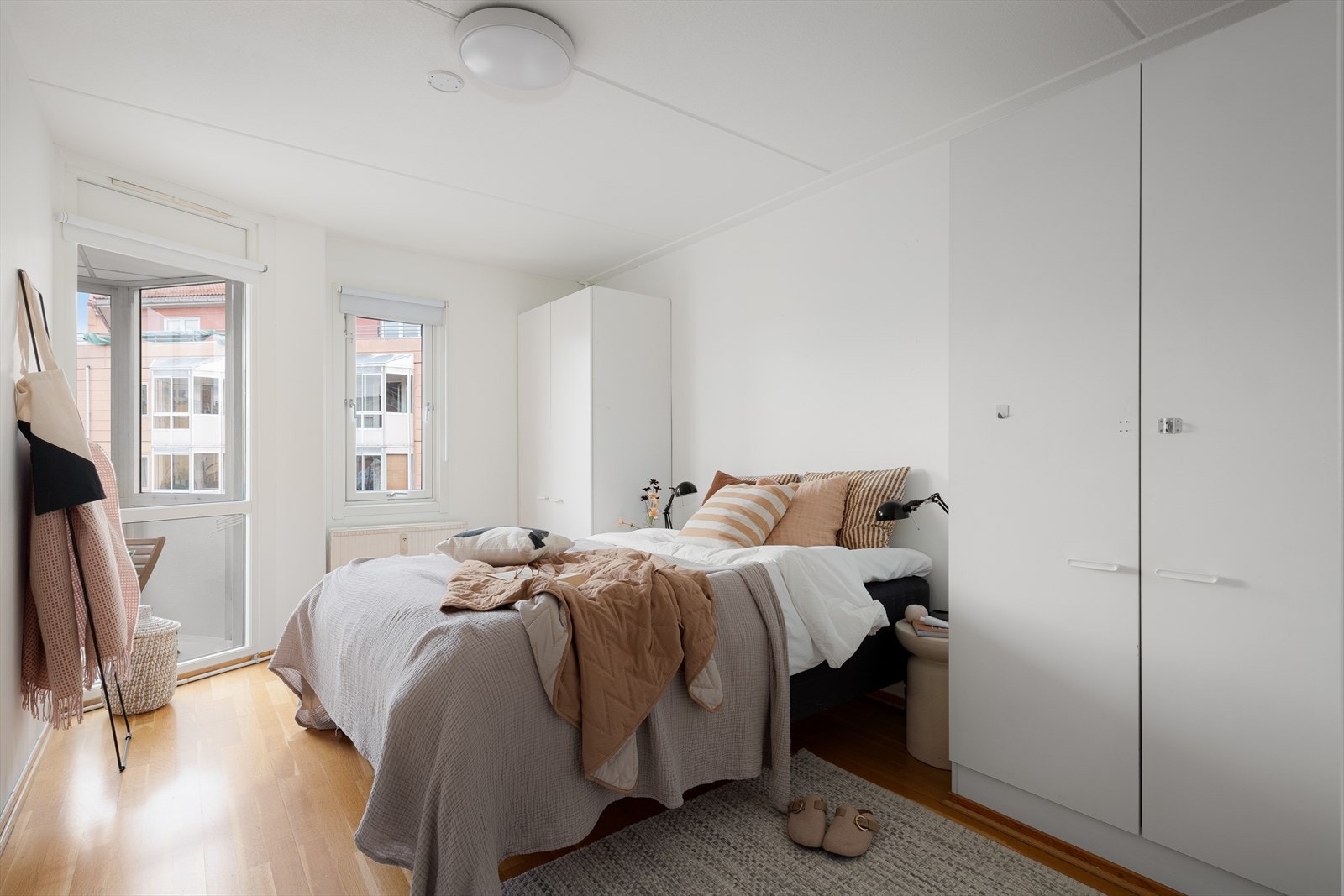 Soverommet er romslig og har god plass til både dobbeltseng og øvrige møbler. Galleribilde