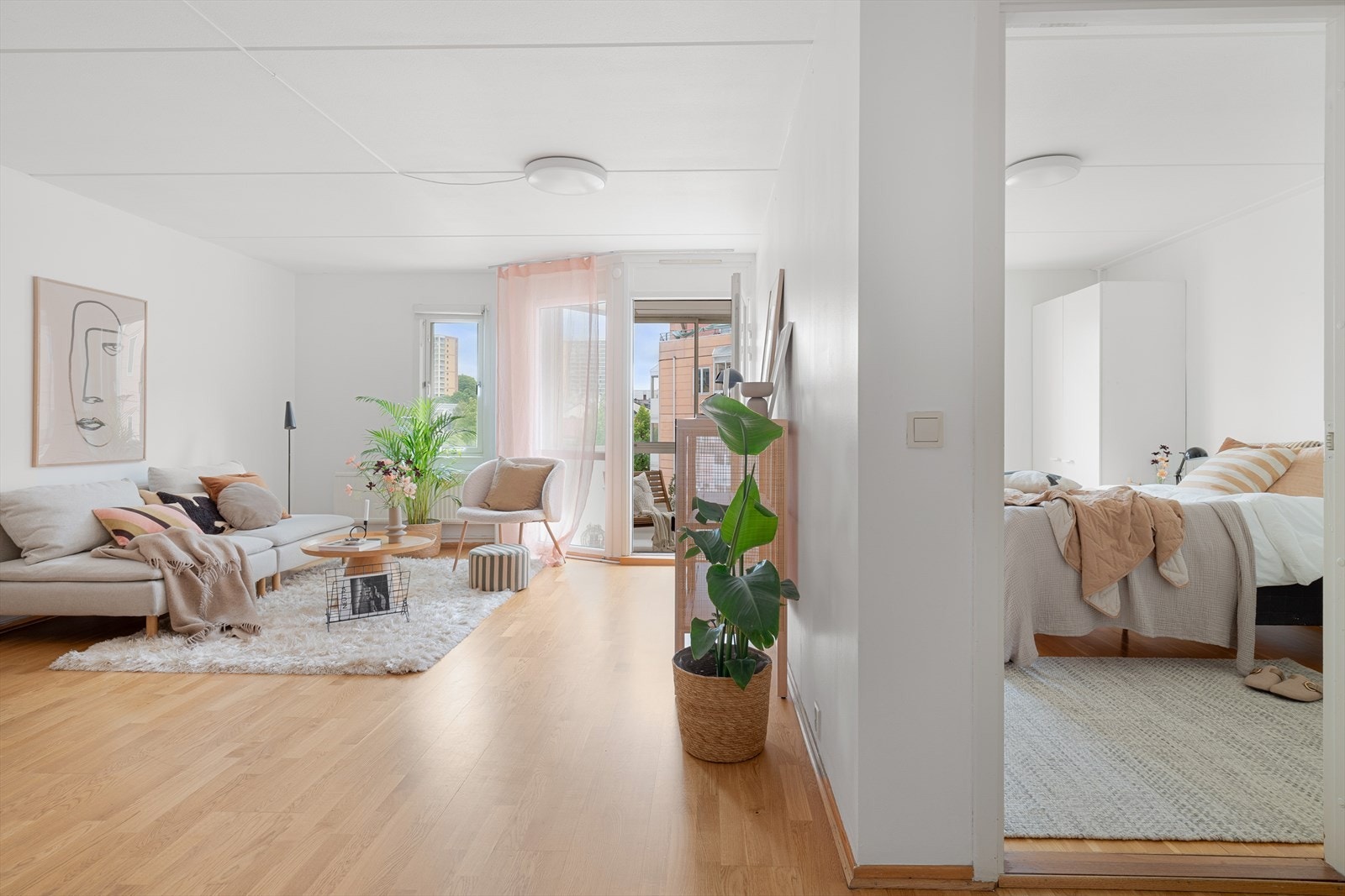 Lys og luftig atmosfære preger boligen, med lyst gulv og lyse vegger som forsterker romfølelsen. Galleribilde