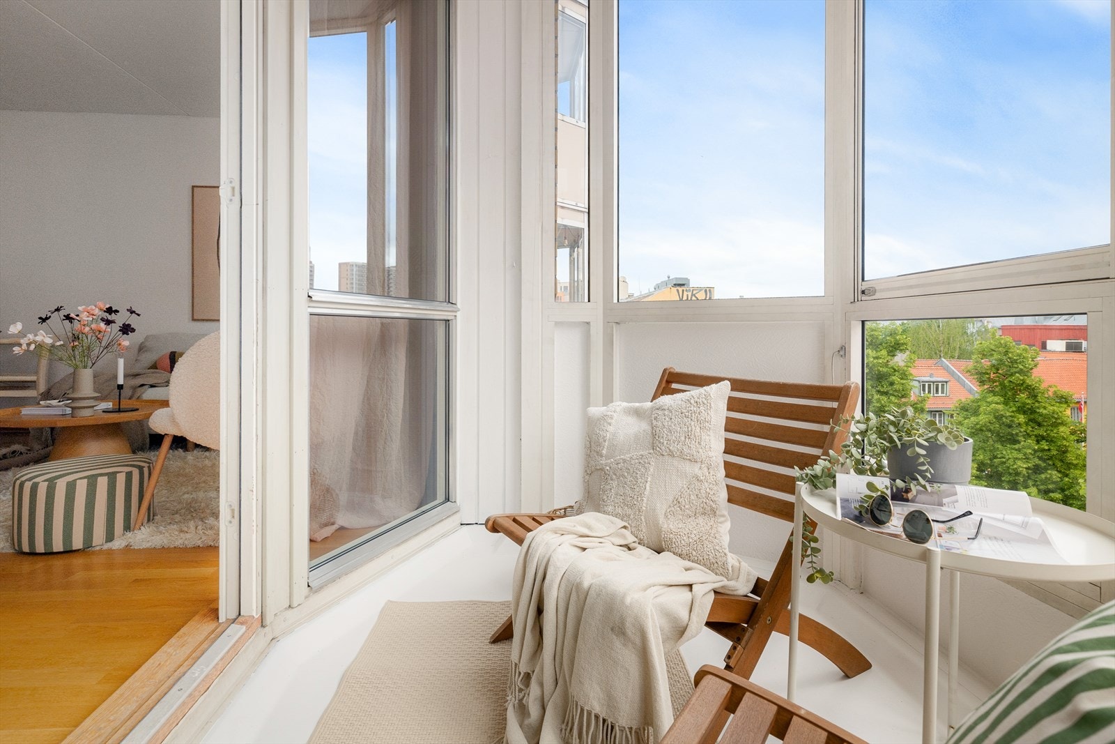 Innglasset balkong på 6 kvm, et lunt og skjermet uterom året rundt. Galleribilde