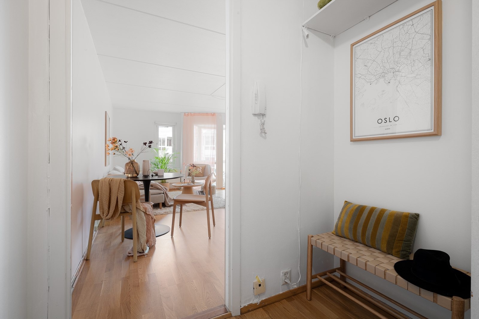 Gangen har garderobeskap og plass til klesheng på vegg. Galleribilde