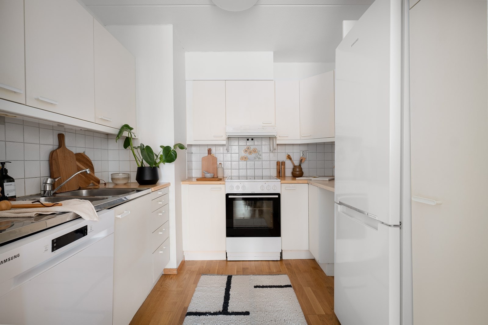 Lyst kjøkken fra byggeår som er perfekt for matlaging og sosialt samvær. Galleribilde