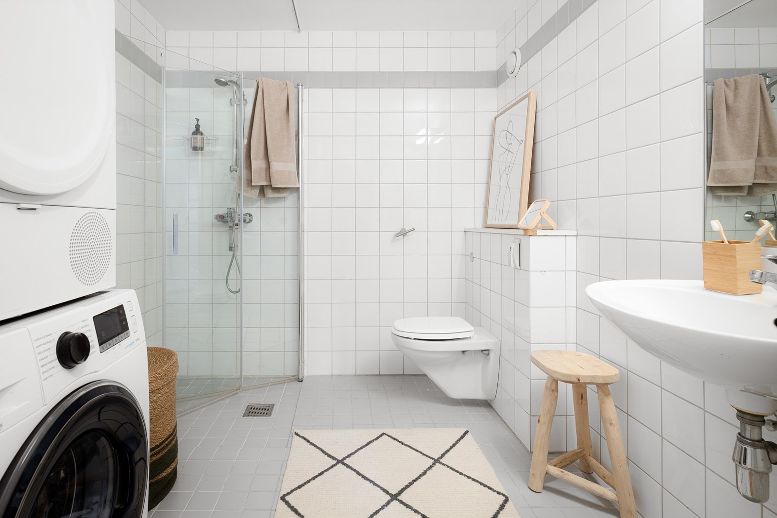 Lyst bad med opplegg for både vaskemaskin og tørketrommel. Galleribilde