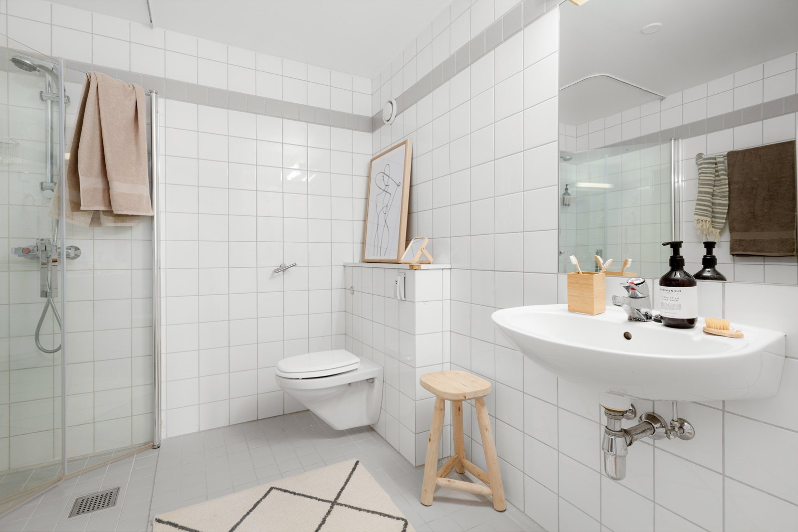 Badet har vannbåren varme i gulv og innfellbare dusjdører. Galleribilde