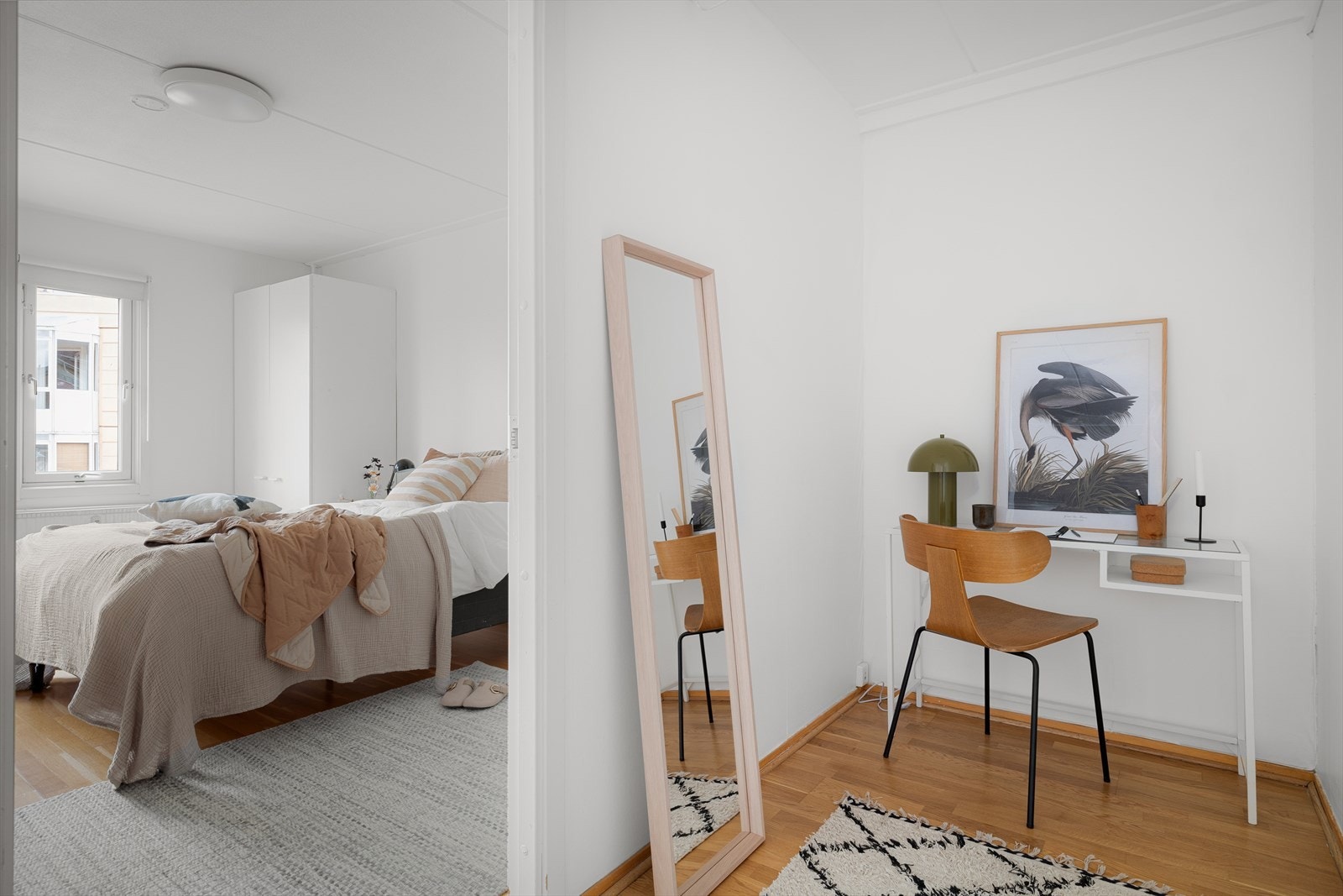 I mellomgangen er det plass til en praktisk kontorpult. Galleribilde