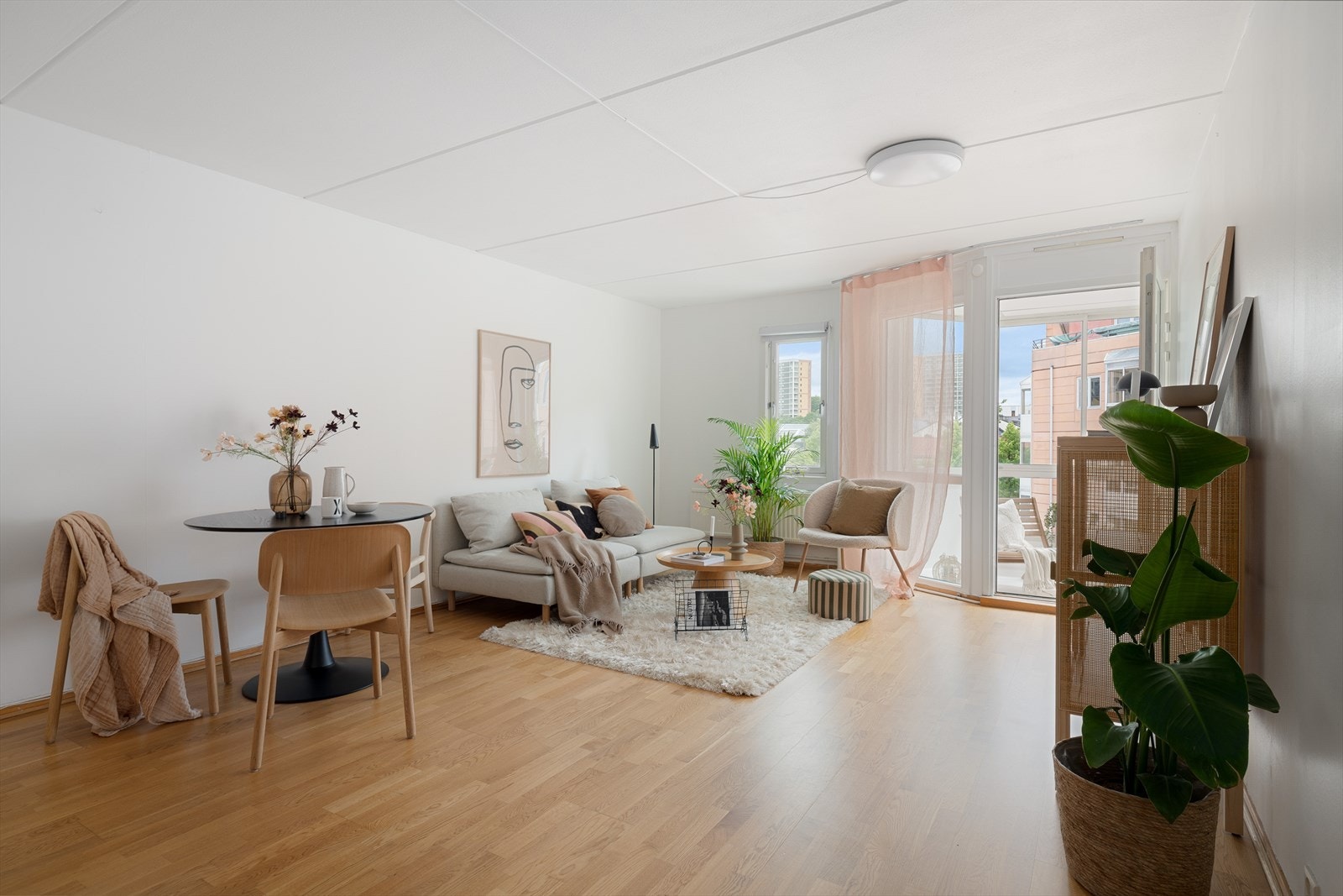 Felleskostnadene inkluderer internett, renovasjon, akonto fjernvarme/varmt vann og avsetning til vedlikeholdsfond. Galleribilde