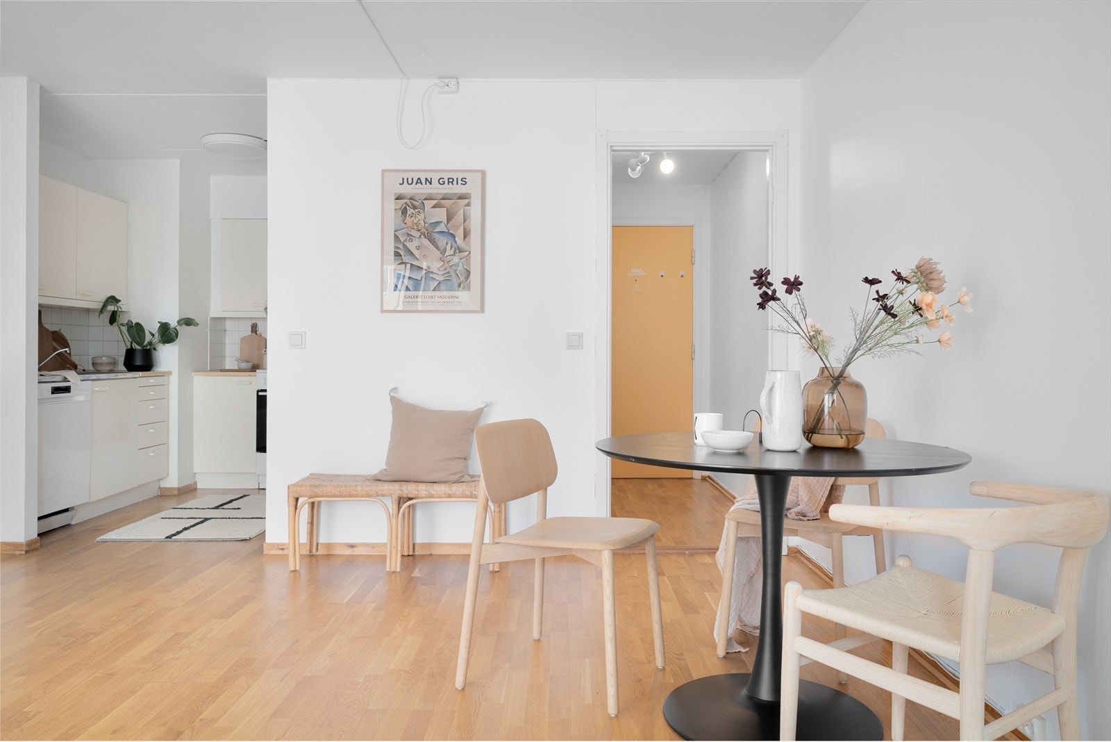 Smart planløsning med definerte soner - her får spisebordet sin naturlige plass. Galleribilde