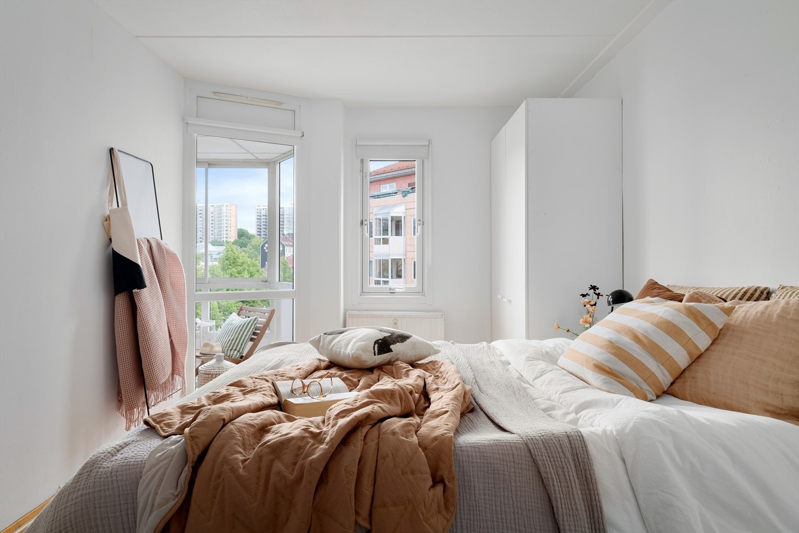 Godt med oppbevaringsplass i garderobeskapene. Galleribilde