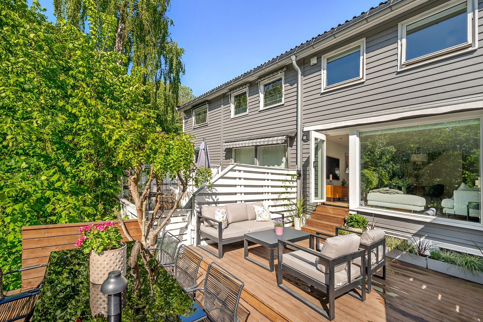 Terrasse i trekonstruksjon, med adkomst fra stue på ca. 29 m² Galleribilde