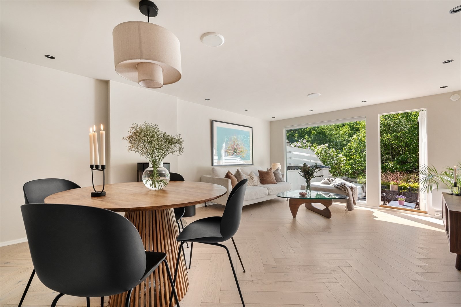 Stuen i første etasje har plass til både sofagruppe og eget spisebord. Galleribilde