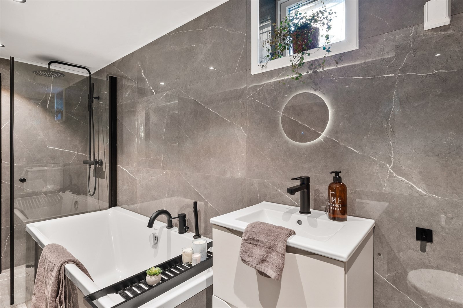 Badet fremstår som stilrent og moderne, med gjennomgående glatte fronter. Galleribilde