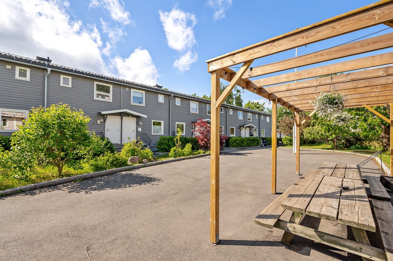 Hyggelige fellesarealer som kan brukes til sommerfester med familien. Galleribilde