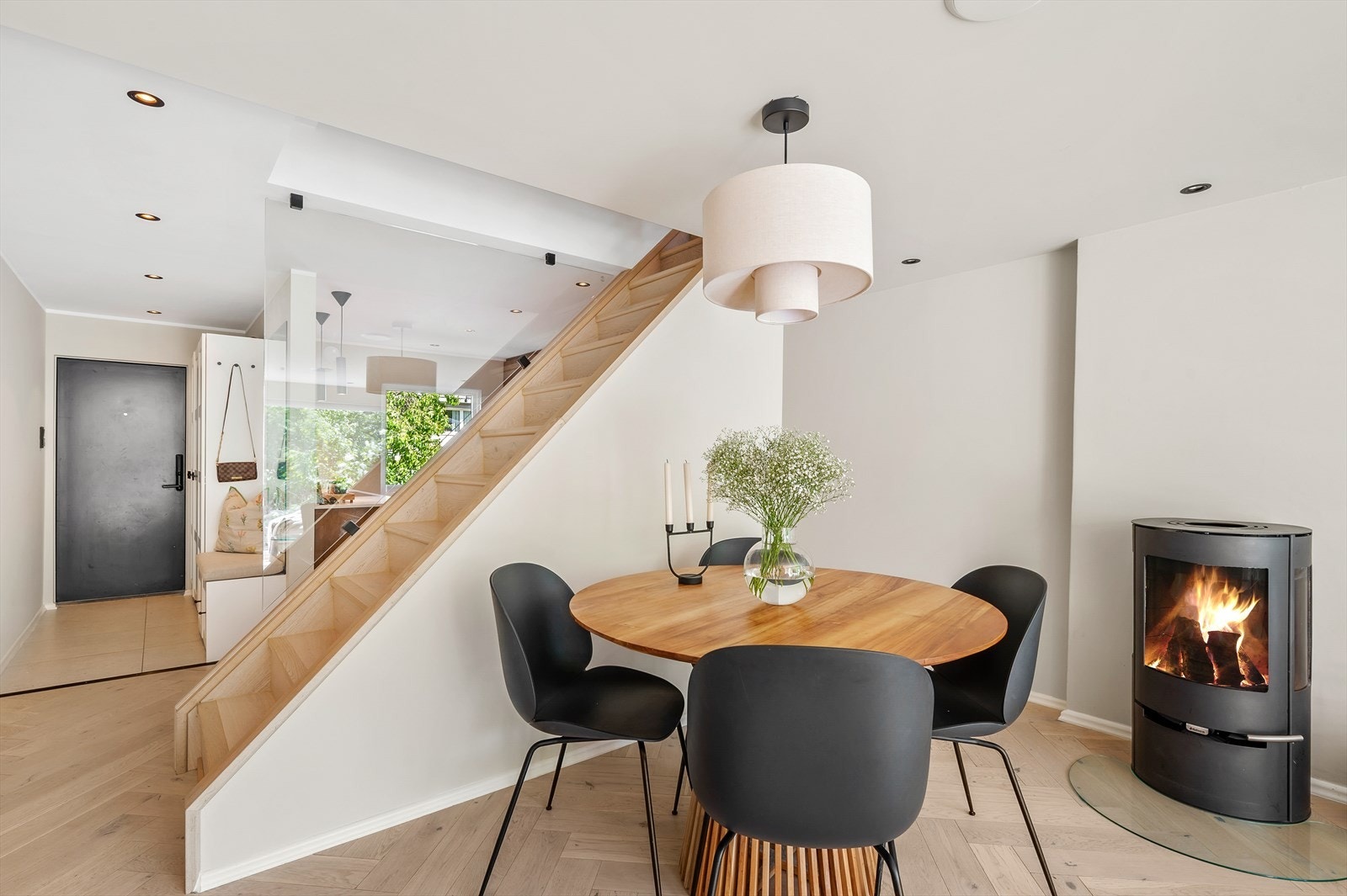 Fra inngangen kommer du til en lys og luftig stue. Galleribilde