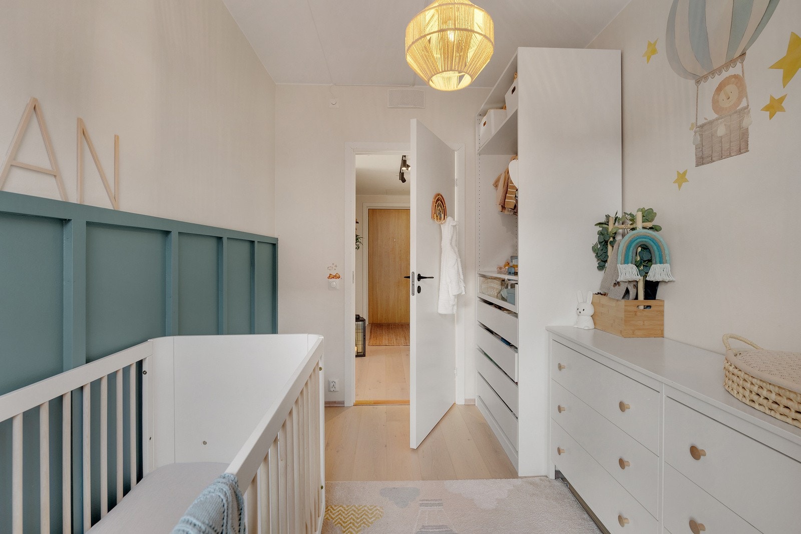 Et gjennomført og praktisk barnerom med plass til både lek og hvile. Galleribilde
