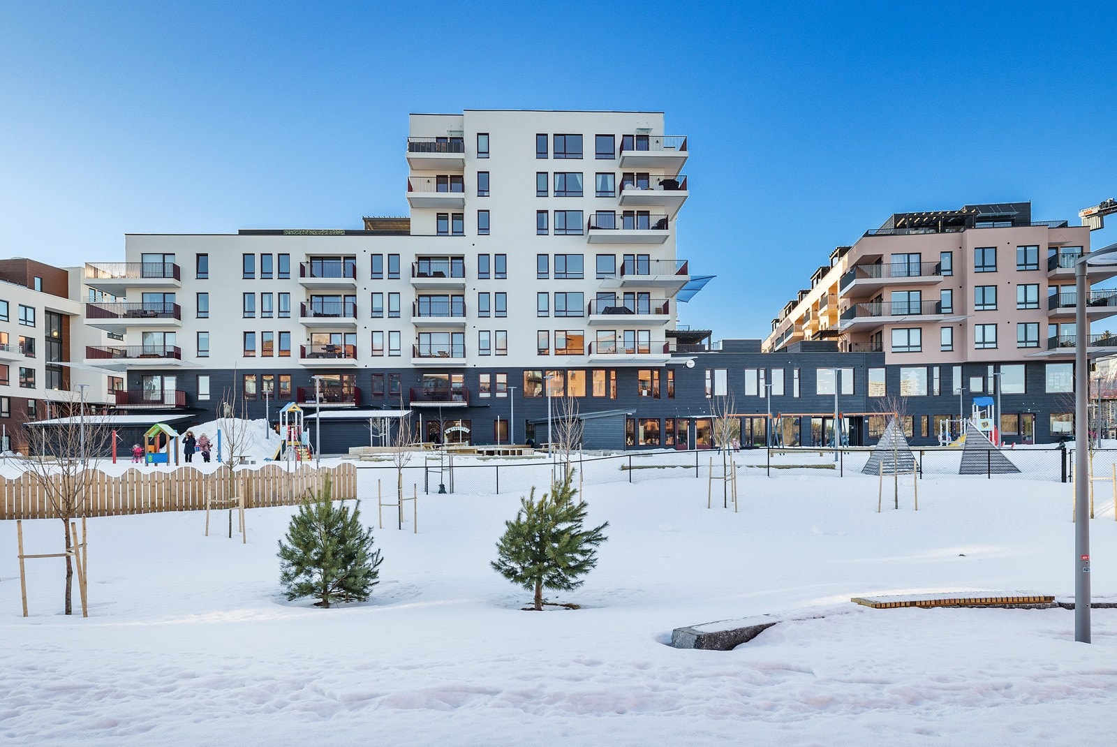 I nabobygget ligger det en Barnehage. Det er ca 20 meter å gå fra inngangen til denne leiligheten. Galleribilde