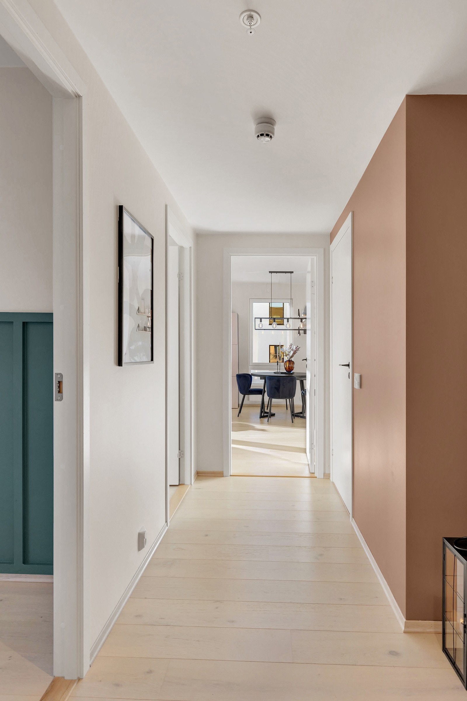 En innbydende gang som fungerer som boligens sentrale knutepunkt med tilgang til alle rom. Galleribilde