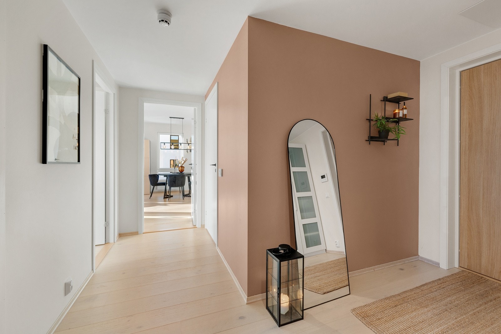 Entréen gir et godt førsteinntrykk med sin moderne stil og gjennomtenkte planløsning. Galleribilde
