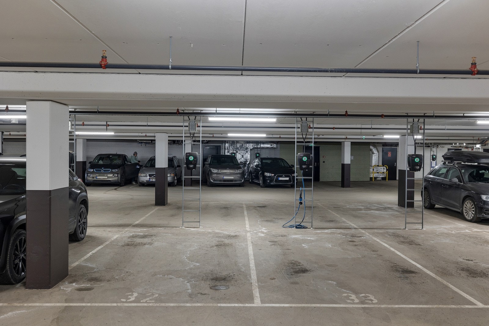 Boligen disponerer én garasjeplass, med mulighet for å kjøpe en ekstra for kr. 350.000,- + omkostninger. Galleribilde